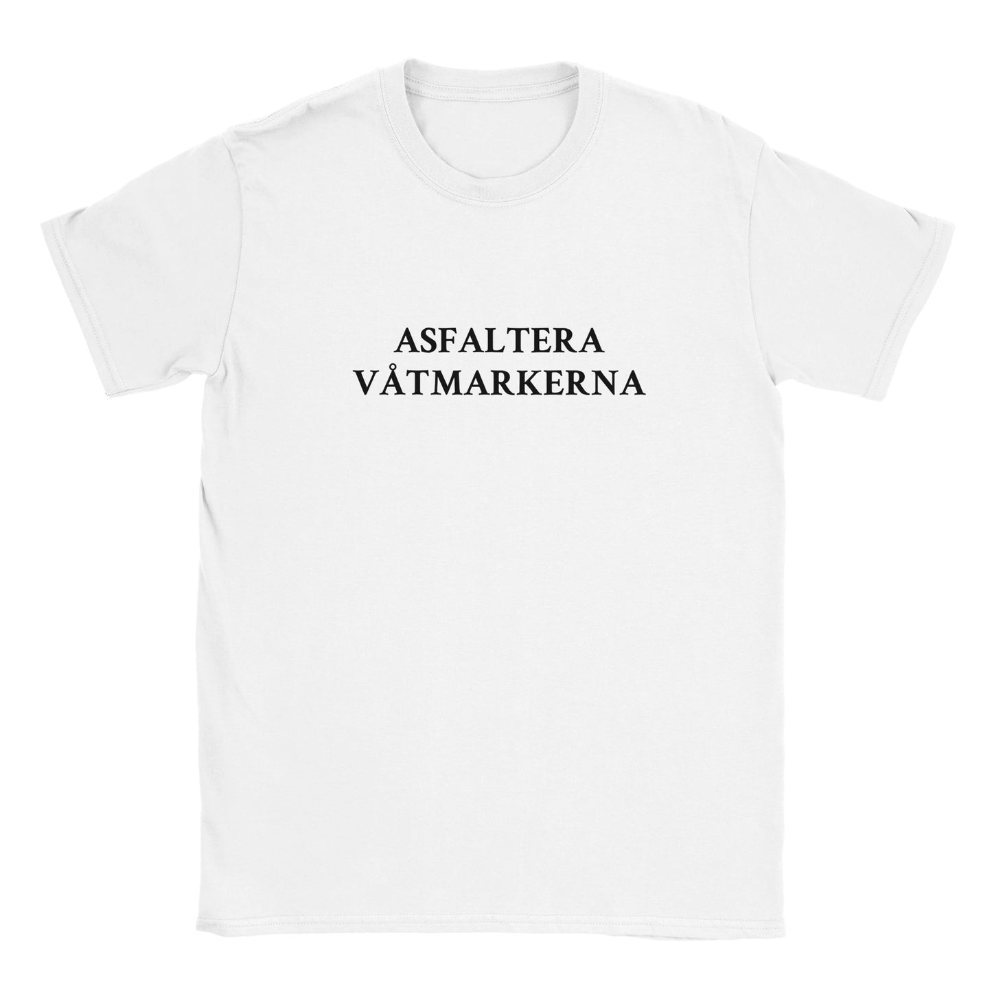Rolig t-shirt med texten “Asfaltera Våtmarkerna”, provocerande humortryck, unisex herr/dam – Merchoteket