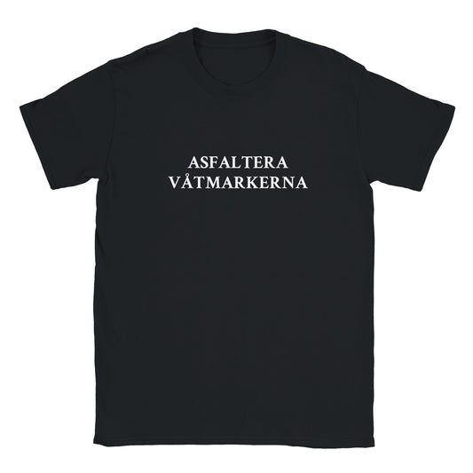 Svart t-shirt med texten Asfaltera Våtmarkerna. Rolig t-shirt med provocerande tryck för herr och dam.