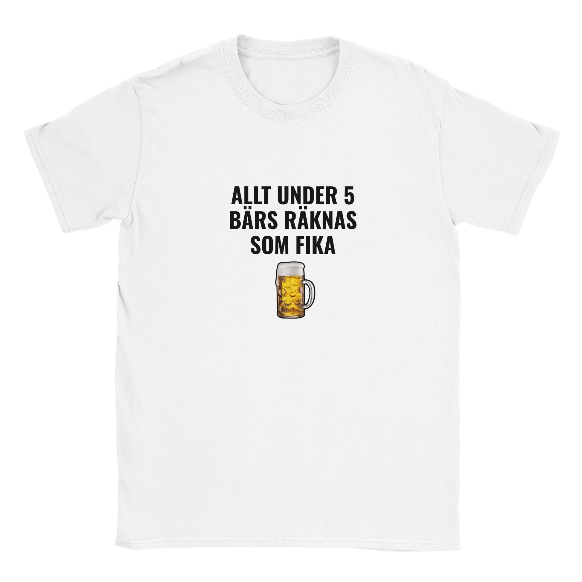 Rolig t-shirt med texten “Allt under 5 bärs räknas som fika”, skämtsamt alkoholcitat, unisex herr/dam – Merchoteket