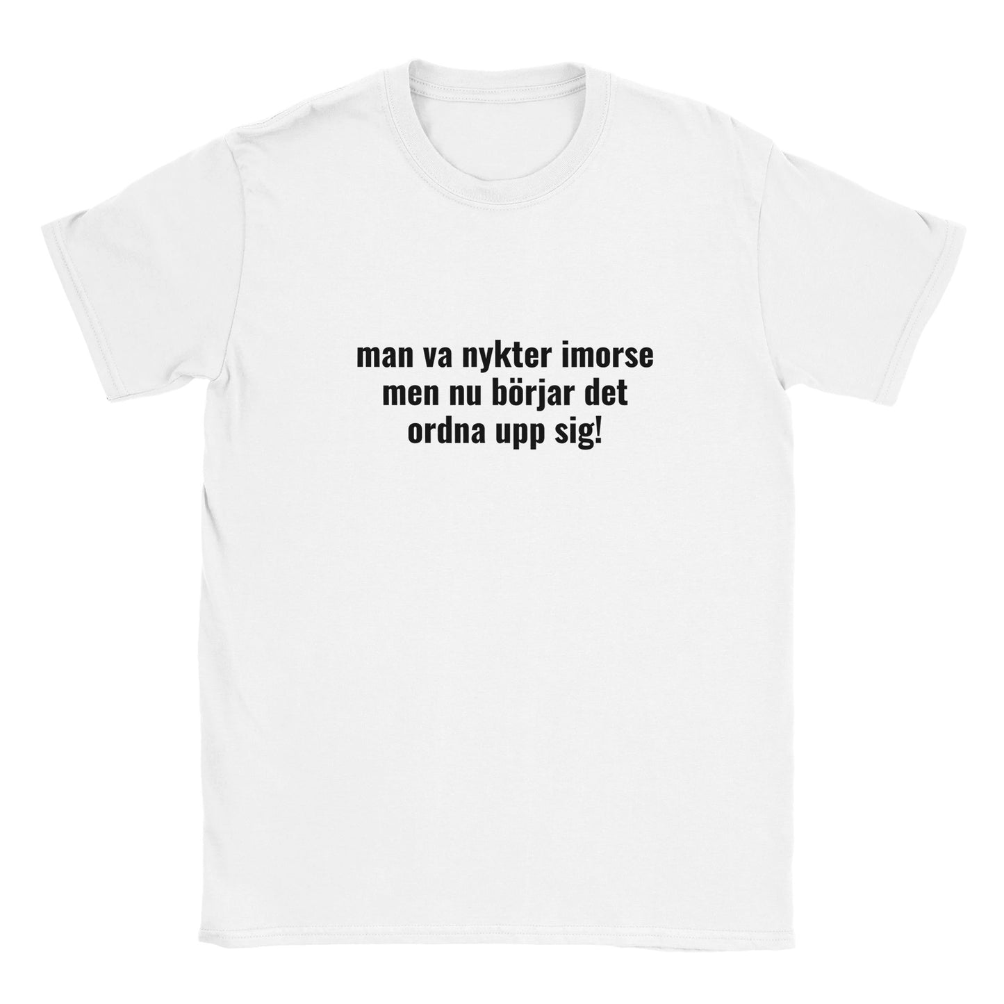 Rolig t-shirt med texten “Man va nykter imorse men nu börjar det ordna upp sig”, afterwork-humor, unisex herr/dam – Merchoteket